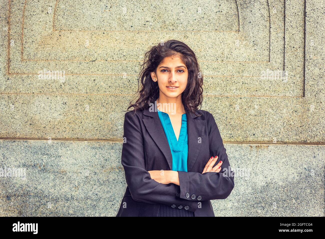 Mujer joven india con una camisa azul con un blazer negro Fotografía de  stock - Alamy