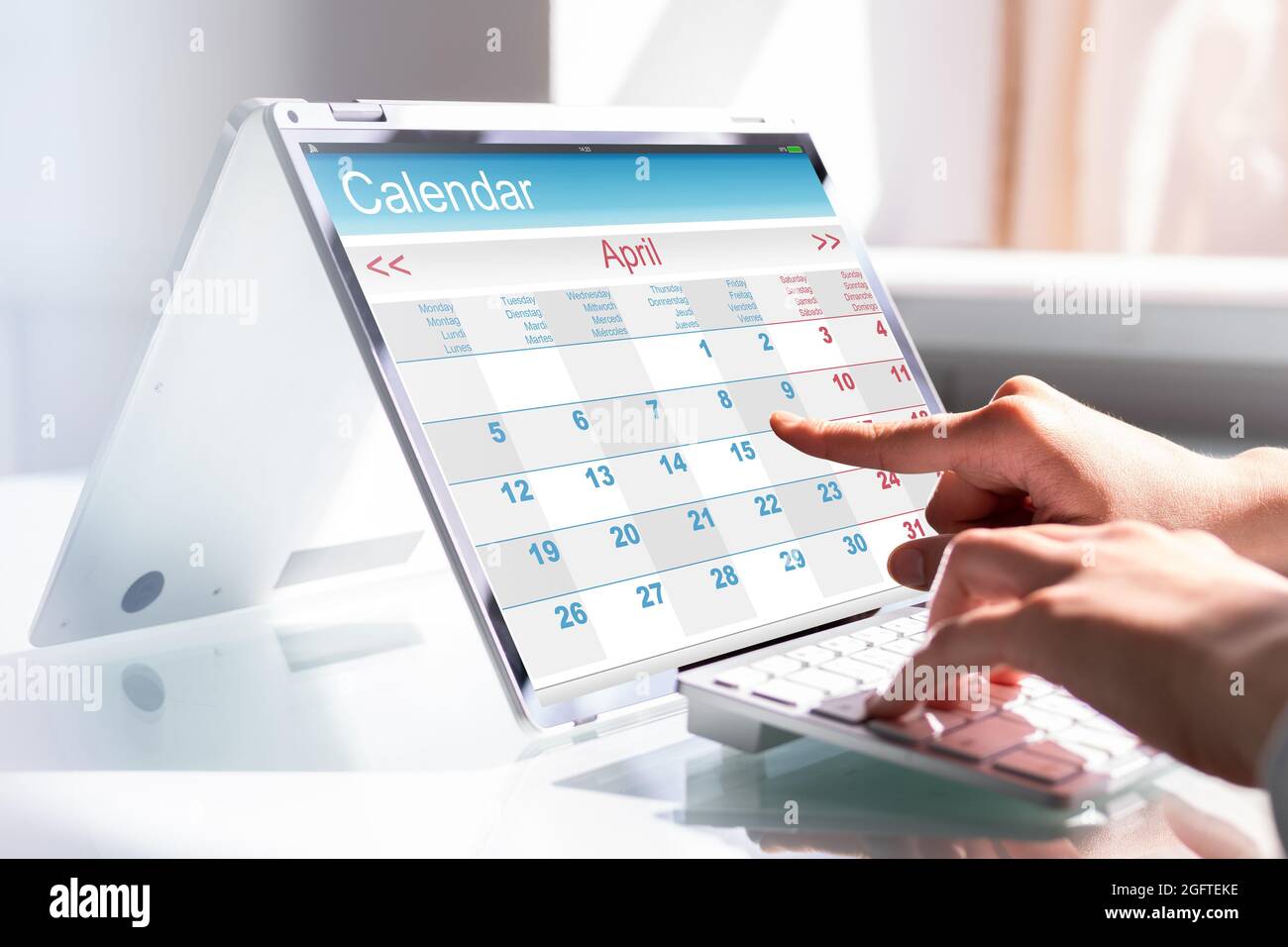 Agenda semanal en Calendario en Tablet híbrido. Programa de empleados  ejecutivos Fotografía de stock - Alamy