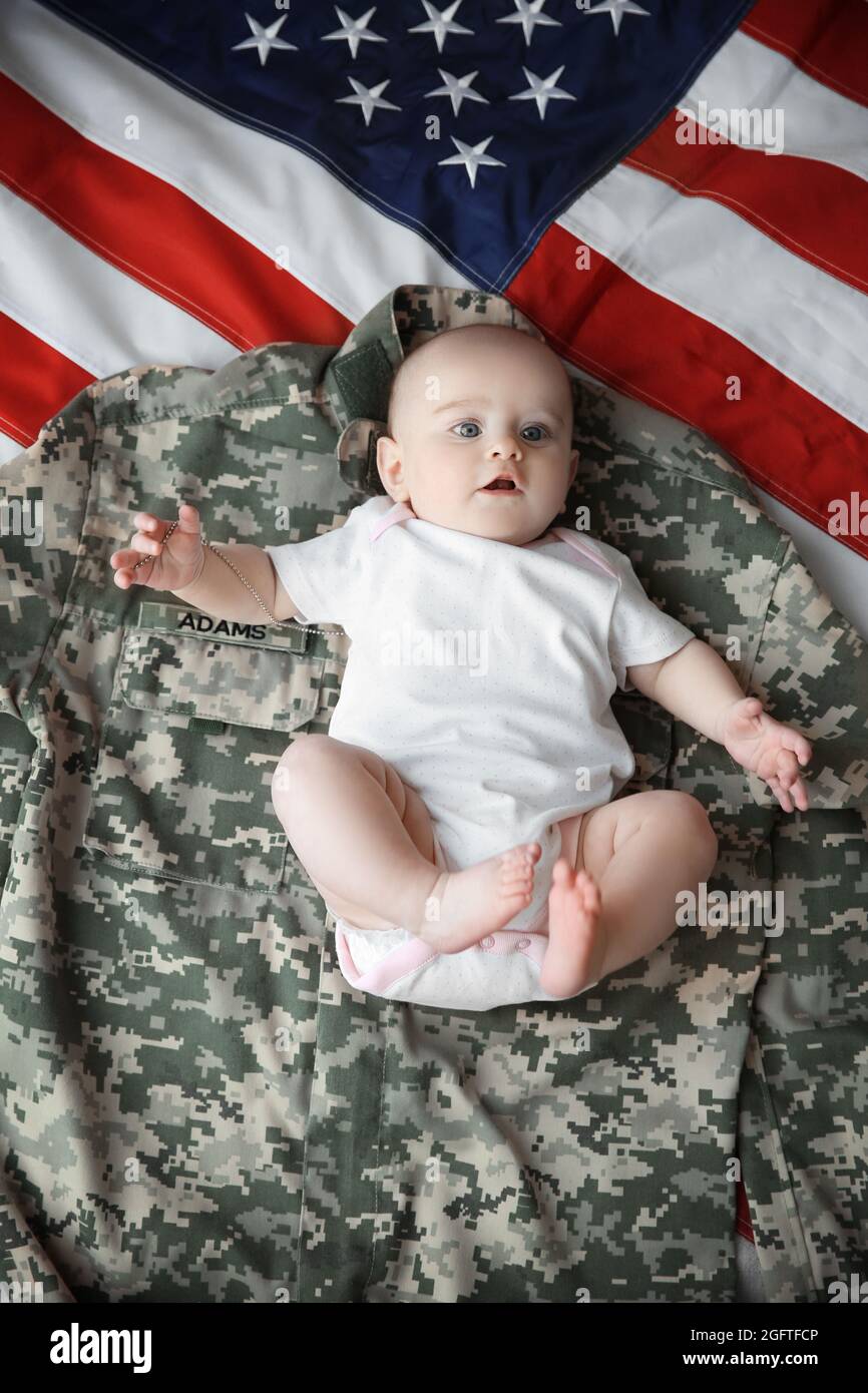Lindo bebé ropa militar y la bandera Fotografía de stock -