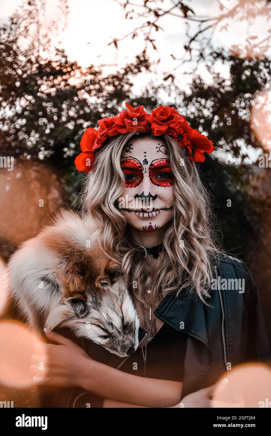 Feliz concepto de Halloween. Asustada horrible mujer sentada en traje especial, usa calavera de arcilla blanca, maquillaje profesional de calavera de azúcar para parecer espeluznante Fotografía de stock - Alamy Feliz concepto de Halloween. Asustada horrible mujer sentada en traje especial, usa calavera de arcilla blanca, maquillaje profesional de calavera de azúcar para parecer espeluznante Fotografía de stock - Alamy