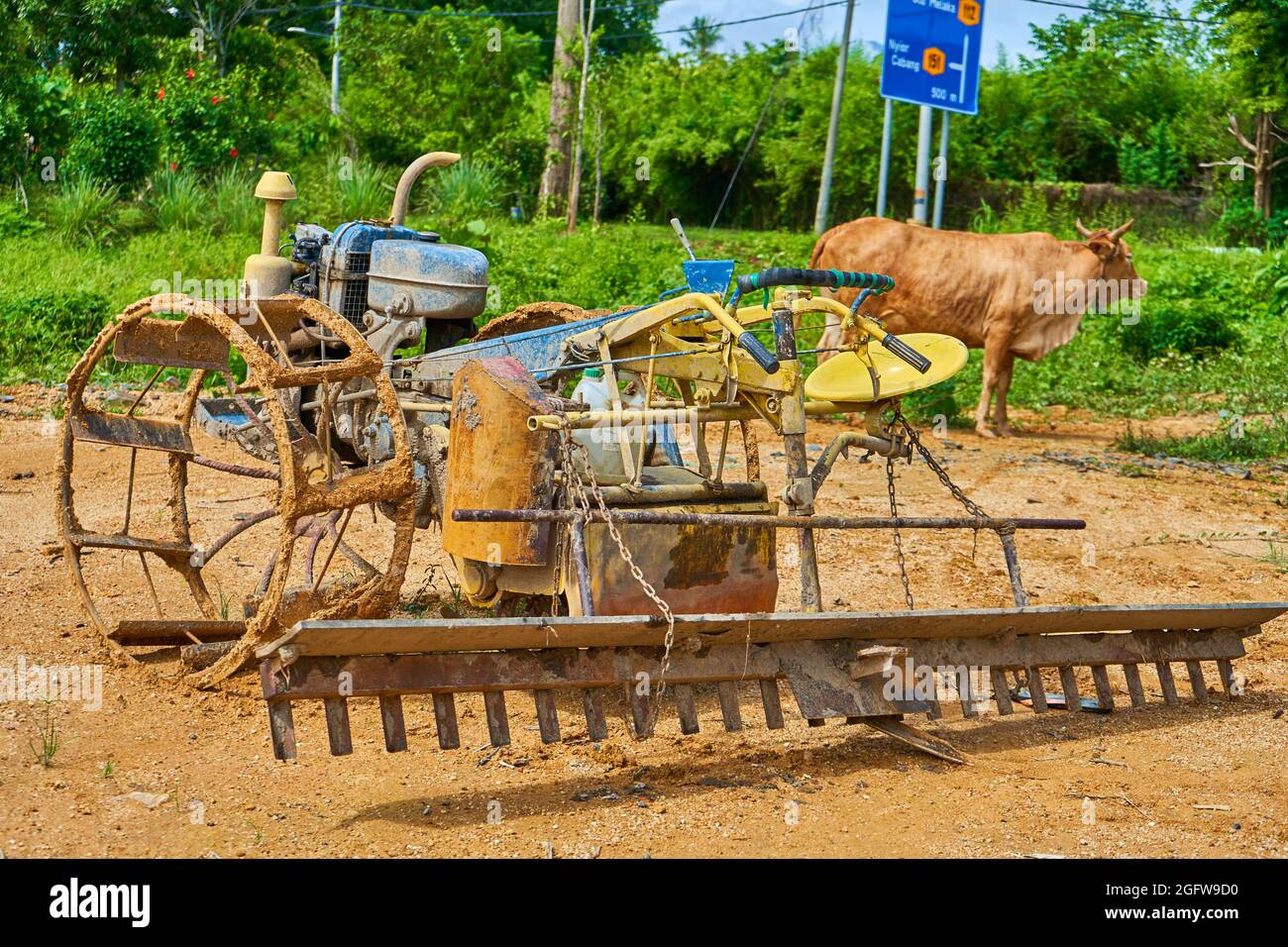 Una extraña herramienta casera para arar un campo de una moto reconstruida.  Aldea agrícola en Asia Fotografía de stock - Alamy