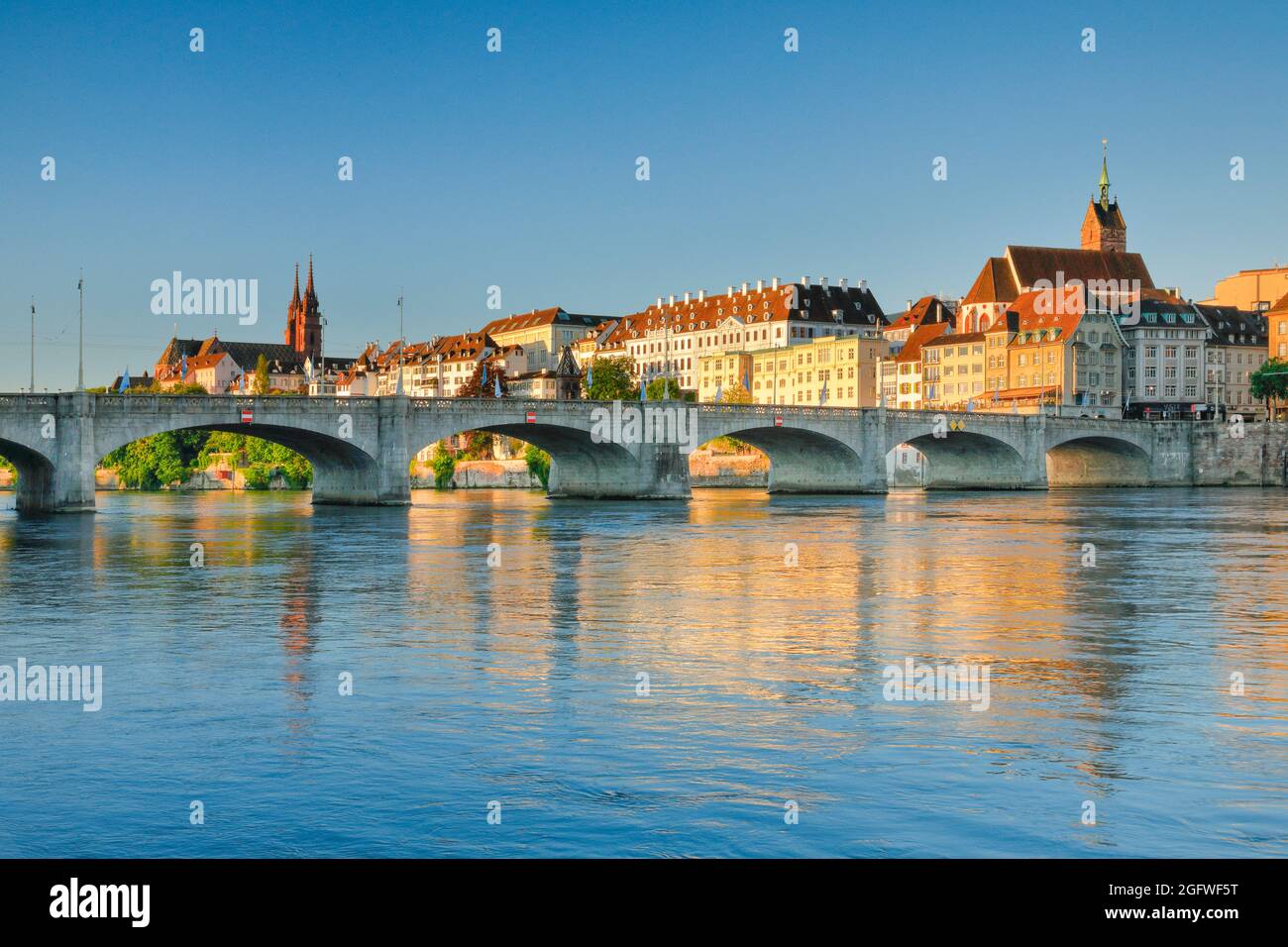 Oold ciudad de Basilea con Basel Minster, la Iglesia Martin y el Puente Medio sobre el Rin, Suiza, Bale Foto de stock
