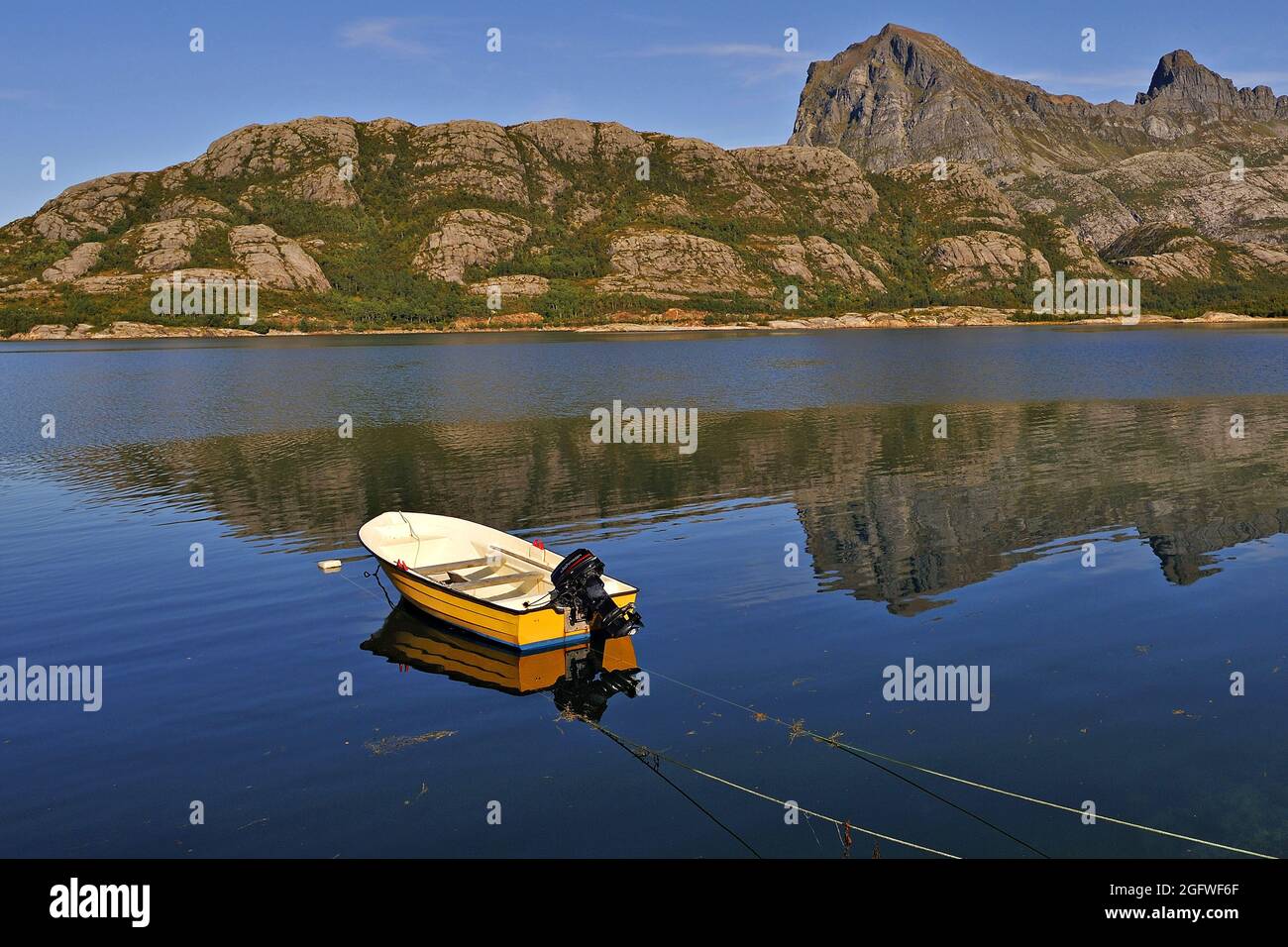 Colinas rocosas de la península de Rodoy desde Vaerangfjord, Noruega, Rodoy, Vaerangfjord Foto de stock