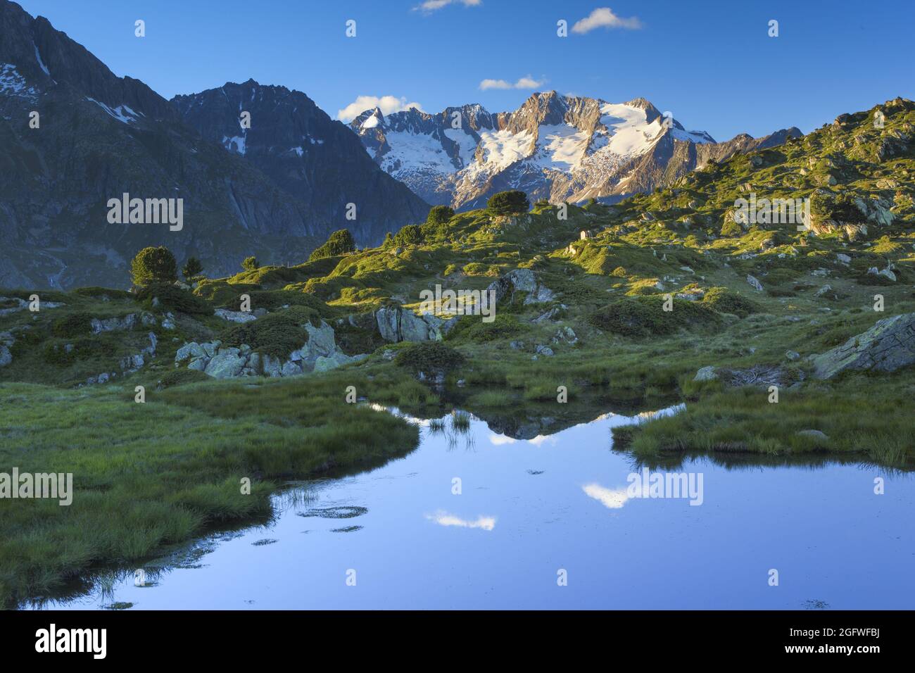 Lago de montaña y grosses Wannenhorn, Suiza, Valais Foto de stock