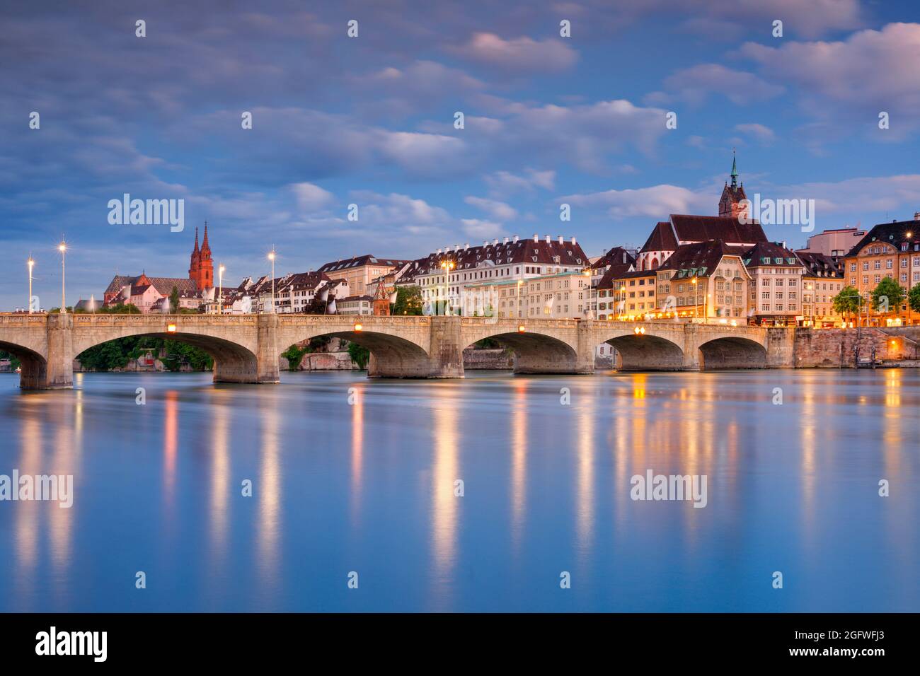 Ciudad vieja iluminada todas las noches de Basilea con Basel Minster, la Iglesia Martin y el Puente Medio sobre el Rin, Suiza, Bale Foto de stock