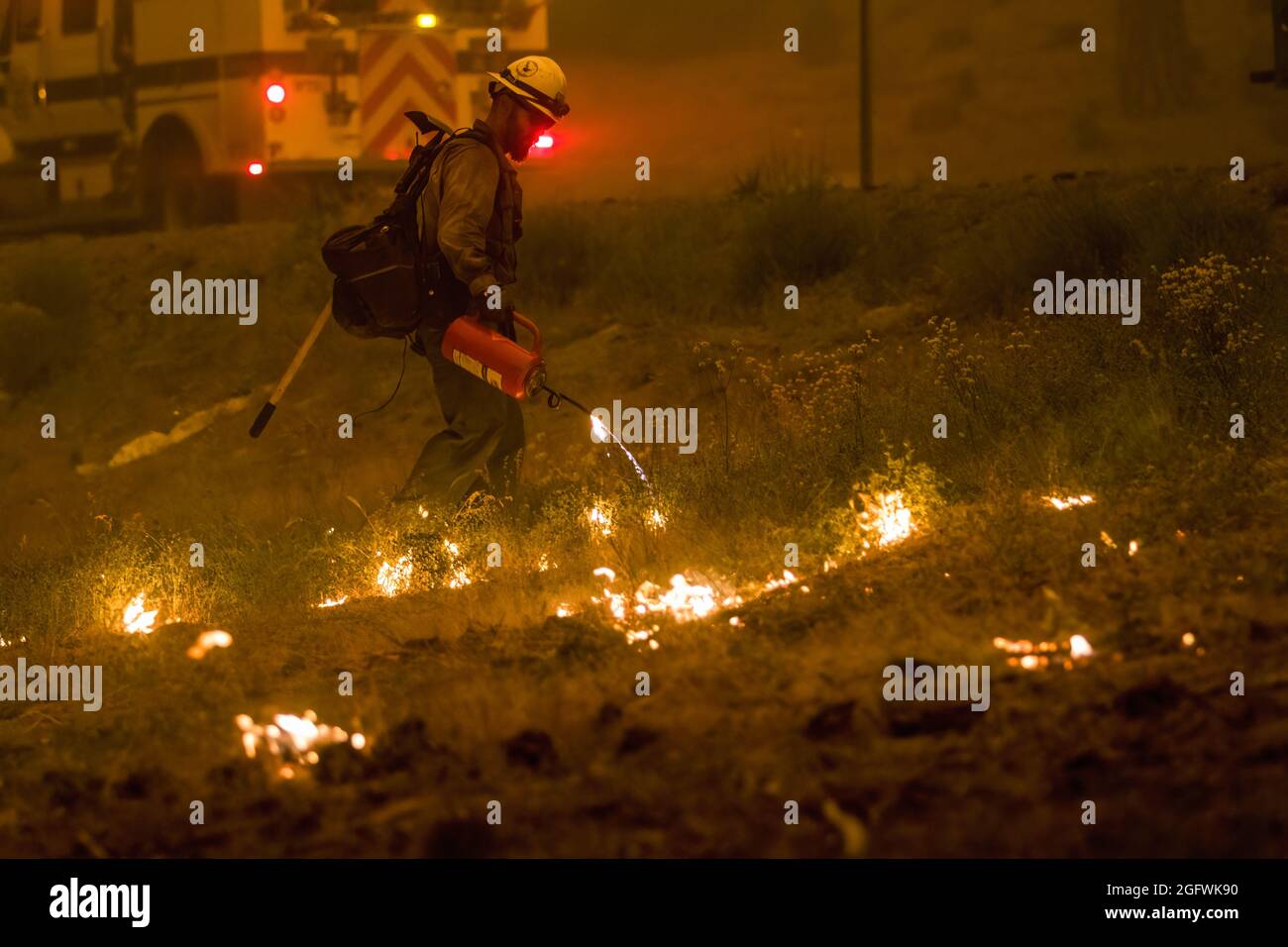 Un Bombero Enciende Fuegos De Fondo El Fuego De Caldor Ha Crecido A Más De 130000 Acres Y 6089