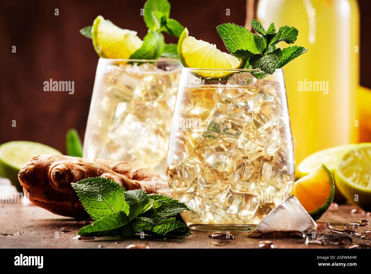 Cócteles clásicos de Ginger Ale con cerveza, lima, limón y hojas de menta  en glasses sobre mesa de madera, espacio negativo Fotografía de stock -  Alamy