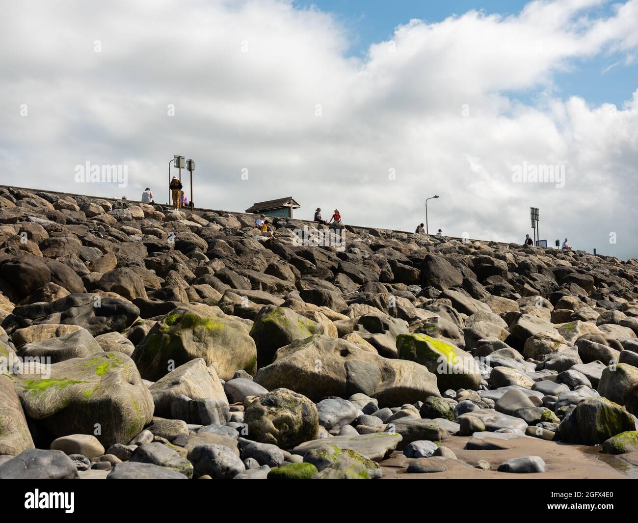 Gente en el paseo marítimo en la playa de Strandhill, Sligo, Irlanda. Foto de stock