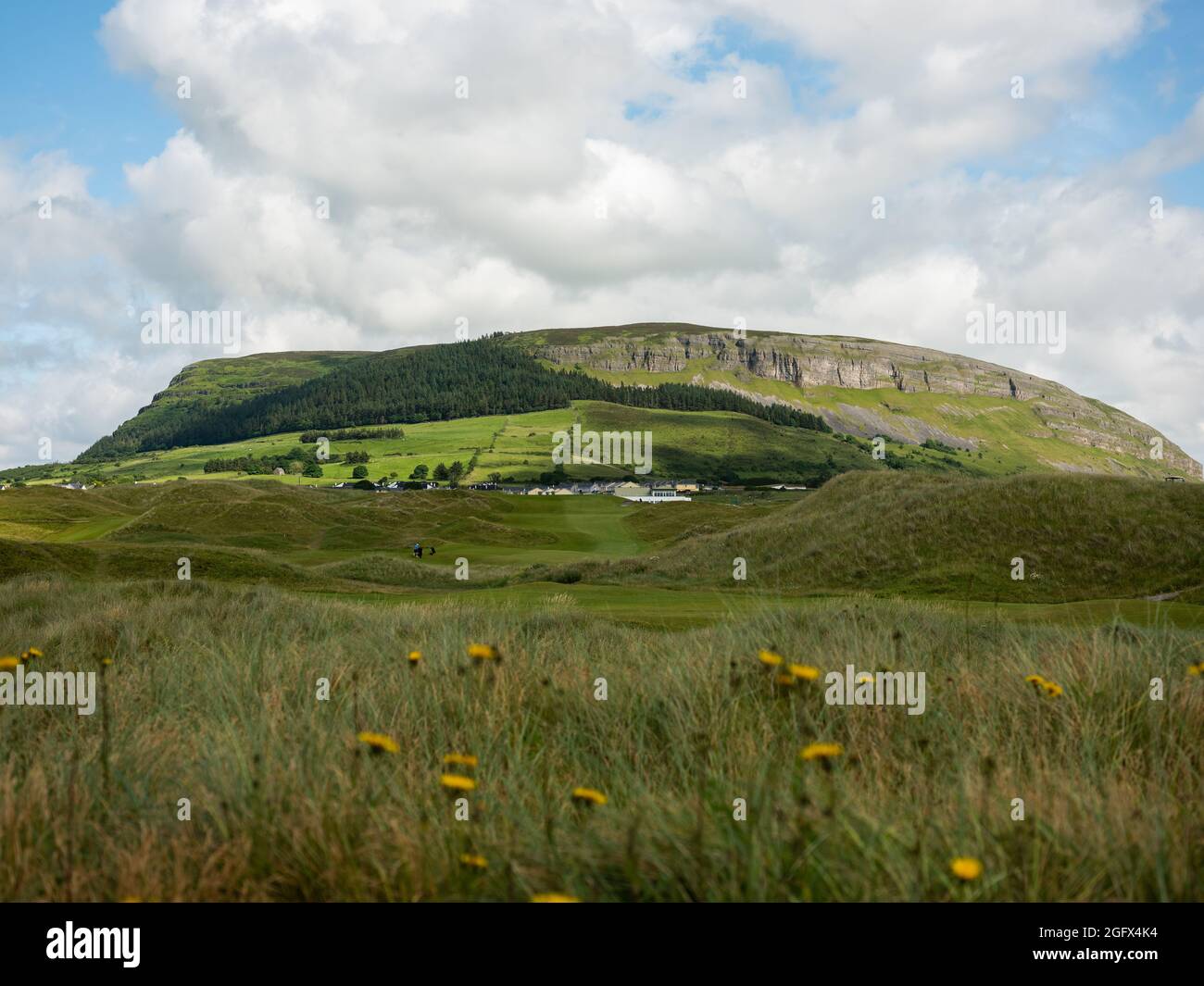 Campo de golf Strandhill con la montaña Knockarea en el fondo. Standhill, Condado de Sligo, Irlanda. Foto de stock