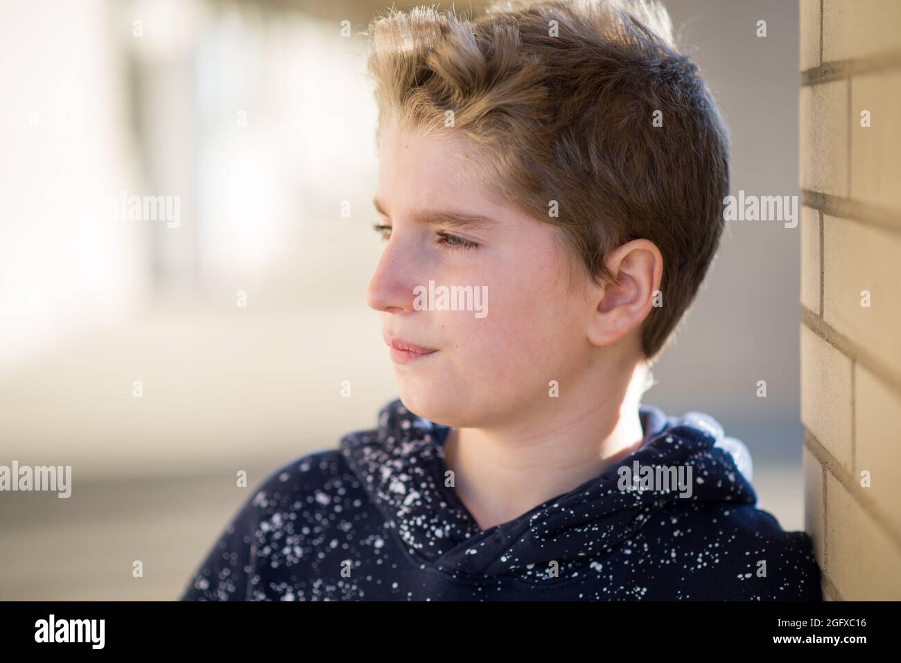 Retrato de un chico lindo con pelo rubio Foto de stock