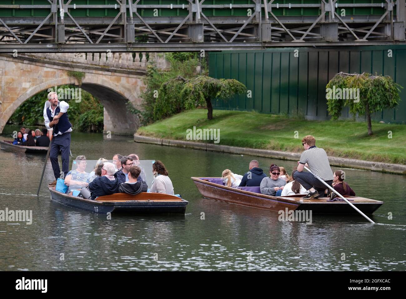 Cambridge, Reino Unido. 27th de agosto de 2021. Con la previsión de alta presión y tiempo cálido establecido para finales de verano, la gente de Bank Holiday disfruta del río en Cambridge para tomar a los golpes y otras embarcaciones acuáticas. Crédito: MARTIN DALTON/Alamy Live News Foto de stock