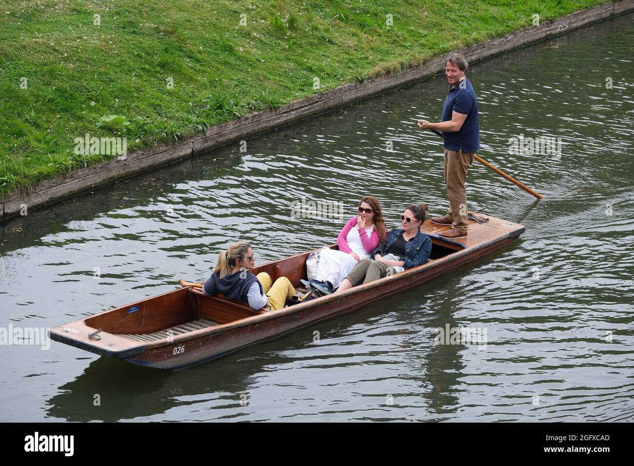 Cambridge, Reino Unido. 27th de agosto de 2021. Con la previsión de alta presión y tiempo cálido establecido para finales de verano, la gente de Bank Holiday disfruta del río en Cambridge para tomar a los golpes y otras embarcaciones acuáticas. Crédito: MARTIN DALTON/Alamy Live News Foto de stock