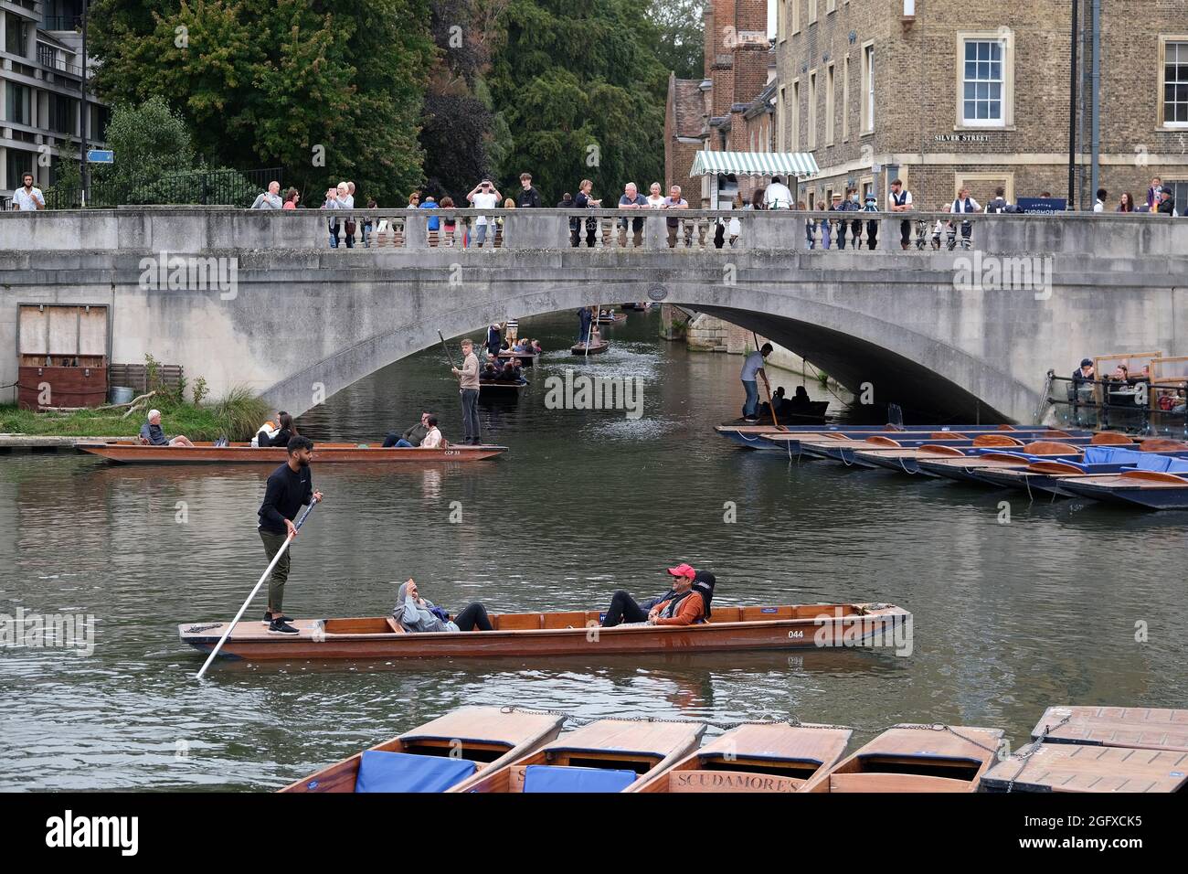 Cambridge, Reino Unido. 27th de agosto de 2021. Con la previsión de alta presión y tiempo cálido establecido para finales de verano, la gente de Bank Holiday disfruta del río en Cambridge para tomar a los golpes y otras embarcaciones acuáticas. Crédito: MARTIN DALTON/Alamy Live News Foto de stock