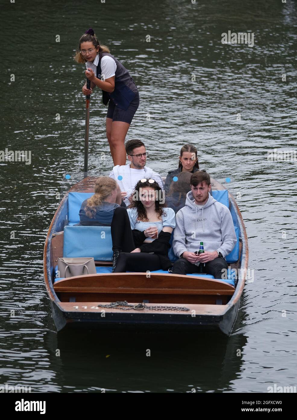 Cambridge, Reino Unido. 27th de agosto de 2021. Con la previsión de alta presión y tiempo cálido establecido para finales de verano, la gente de Bank Holiday disfruta del río en Cambridge para tomar a los golpes y otras embarcaciones acuáticas. Crédito: MARTIN DALTON/Alamy Live News Foto de stock