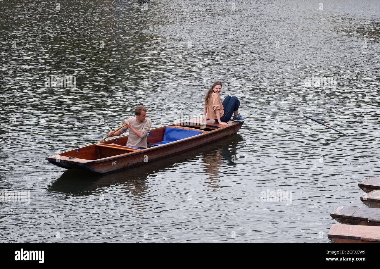 Cambridge, Reino Unido. 27th de agosto de 2021. Con la previsión de alta presión y tiempo cálido establecido para finales de verano, la gente de Bank Holiday disfruta del río en Cambridge para tomar a los golpes y otras embarcaciones acuáticas. Crédito: MARTIN DALTON/Alamy Live News Foto de stock