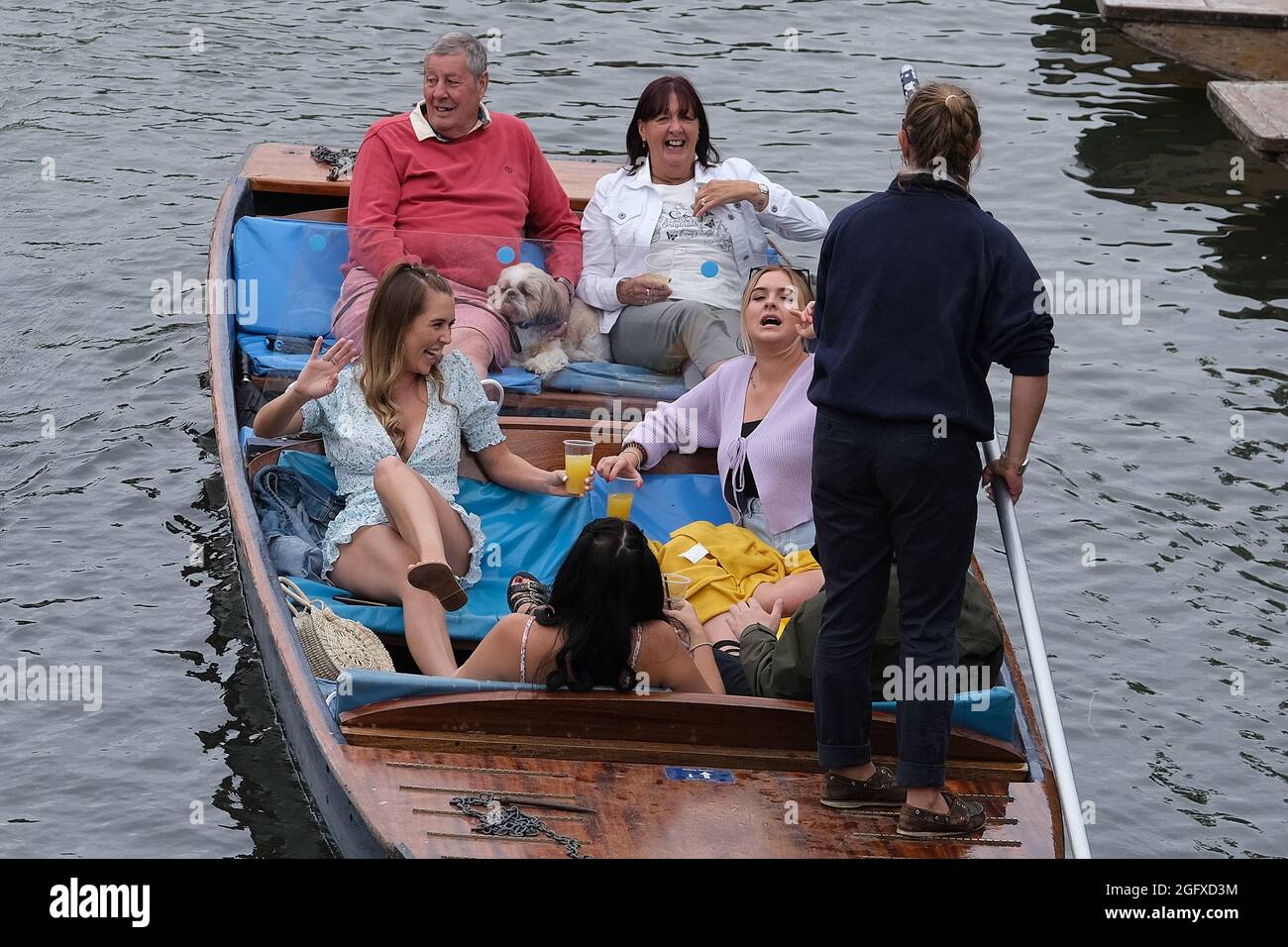 Cambridge, Reino Unido. 27th de agosto de 2021. Con la previsión de alta presión y tiempo cálido establecido para finales de verano, la gente de Bank Holiday disfruta del río en Cambridge para tomar a los golpes y otras embarcaciones acuáticas. Crédito: MARTIN DALTON/Alamy Live News Foto de stock