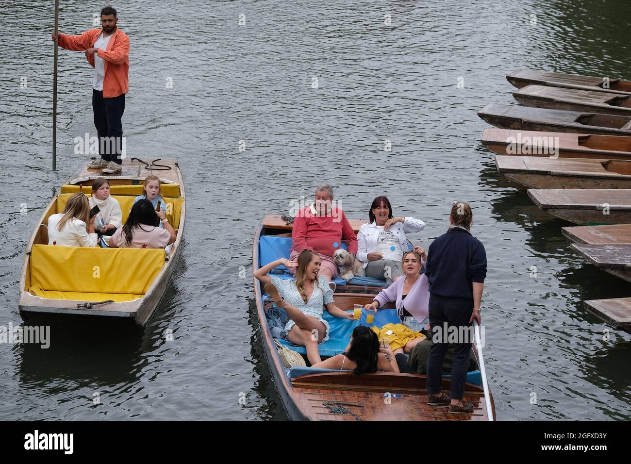 Cambridge, Reino Unido. 27th de agosto de 2021. Con la previsión de alta presión y tiempo cálido establecido para finales de verano, la gente de Bank Holiday disfruta del río en Cambridge para tomar a los golpes y otras embarcaciones acuáticas. Crédito: MARTIN DALTON/Alamy Live News Foto de stock