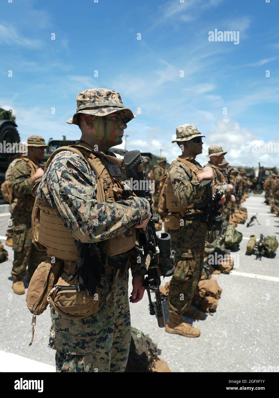 Los Marines de los Estados Unidos con Batallón de Logística de Combate 4, 3D Marine Logistics Group y 2D Batallón, 3D Marines, 3D Marine Division, realizan una inspección integrada de respuesta rápida en la Base Aérea de Kadena, Okinawa, Japón, el 25 de agosto de 2021. Las inspecciones rutinarias de aviso corto garantizan que los III Marines MEF estén listos para desplegar y mantener rápidamente la seguridad regional en el Indo-Pacífico. 3D MLG, con sede en Okinawa, Japón, es una unidad de combate desplegada hacia adelante que sirve como la columna vertebral integral de apoyo logístico y de servicios de combate de la III Fuerza Expedicionaria Marina para operaciones en toda la zona de respiro del Indo-Pacífico Foto de stock
