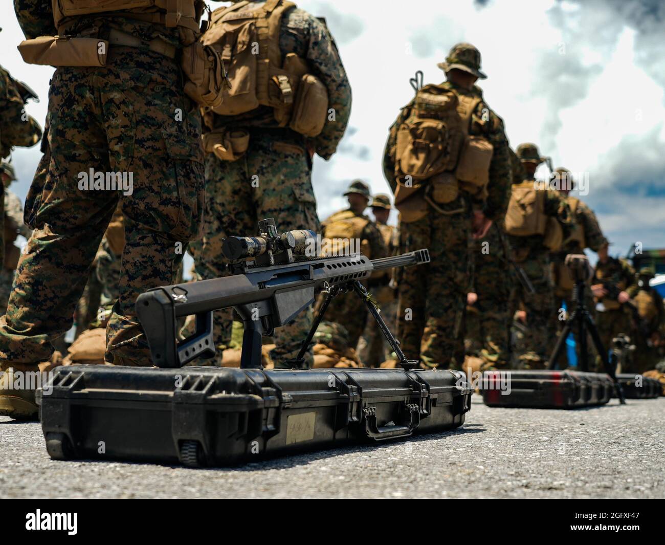 Marines de EE.UU. Con Batallón de Logística de Combate 4, 3D Marine Logistics Group, y 2D Batallón, 3D Marines, 3D Marine Division ETAPA un fusil de aplicación especial de calibre M107 .50 durante una inspección integrada de respuesta rápida en la Base Aérea de Kadena, Okinawa, Japón, 25 de agosto de 2021. Las inspecciones rutinarias de aviso corto garantizan que los III Marines MEF estén listos para desplegar y mantener rápidamente la seguridad regional en el Indo-Pacífico. 3D MLG, con sede en Okinawa, Japón, es una unidad de combate desplegada hacia adelante que sirve como la estructura integral de apoyo a la logística y al servicio de combate de la III Fuerza Expedicionaria Marina Foto de stock