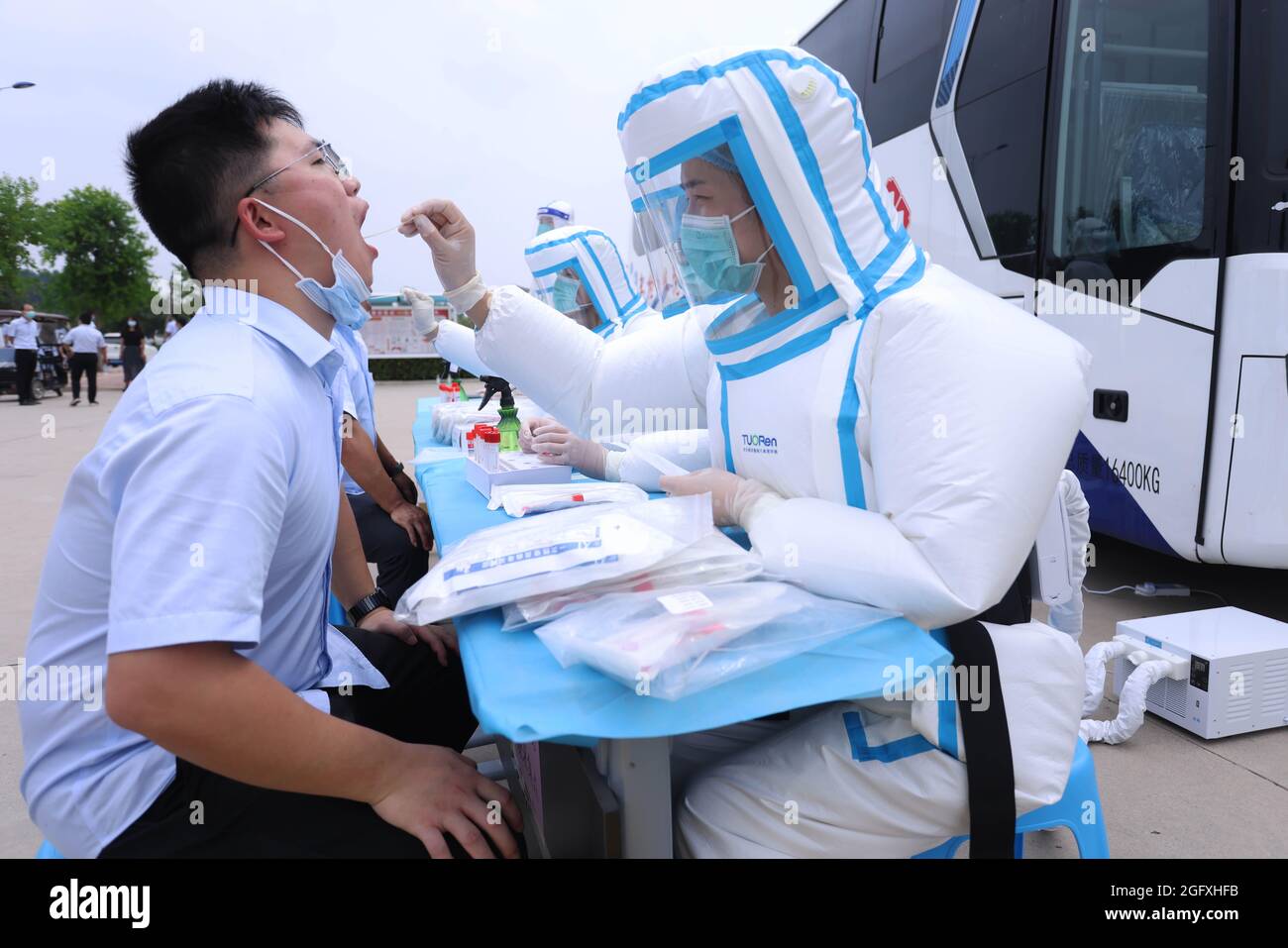 Dirección alondra Surgir 210827) -- ZHENGZHOU, 27 de agosto de 2021 (Xinhua) -- Los trabajadores de  la salud que usan trajes de protección médica para el aire acondicionado  desarrollados por el Grupo Tuoren recogen muestras