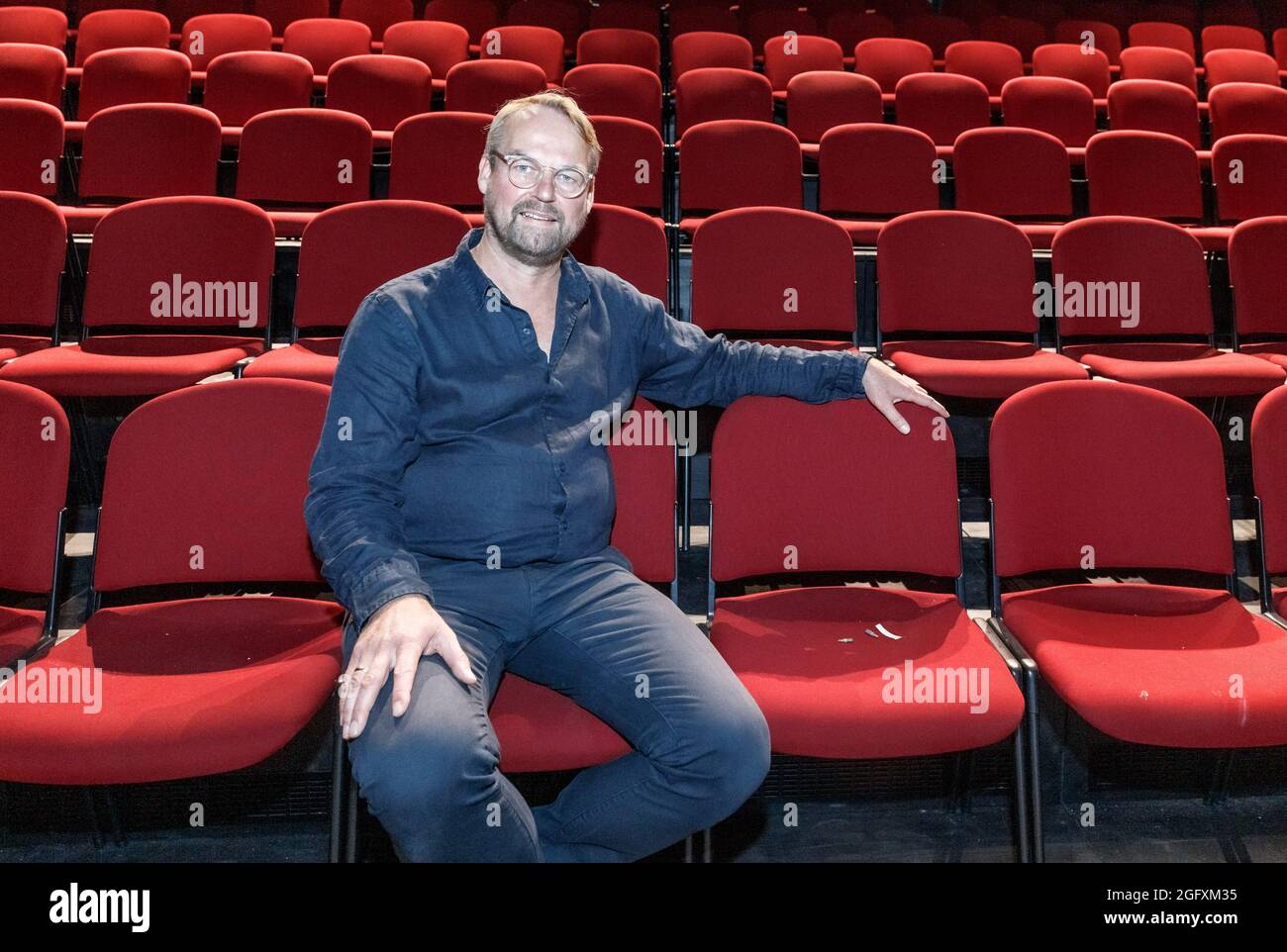 Hamburgo, Alemania. 27th de agosto de 2021. Klaus Schumacher, director  artístico de Junges Schauspielhaus, se encuentra en la primera fila del  gran teatro. La temporada del nuevo centro de teatro en el