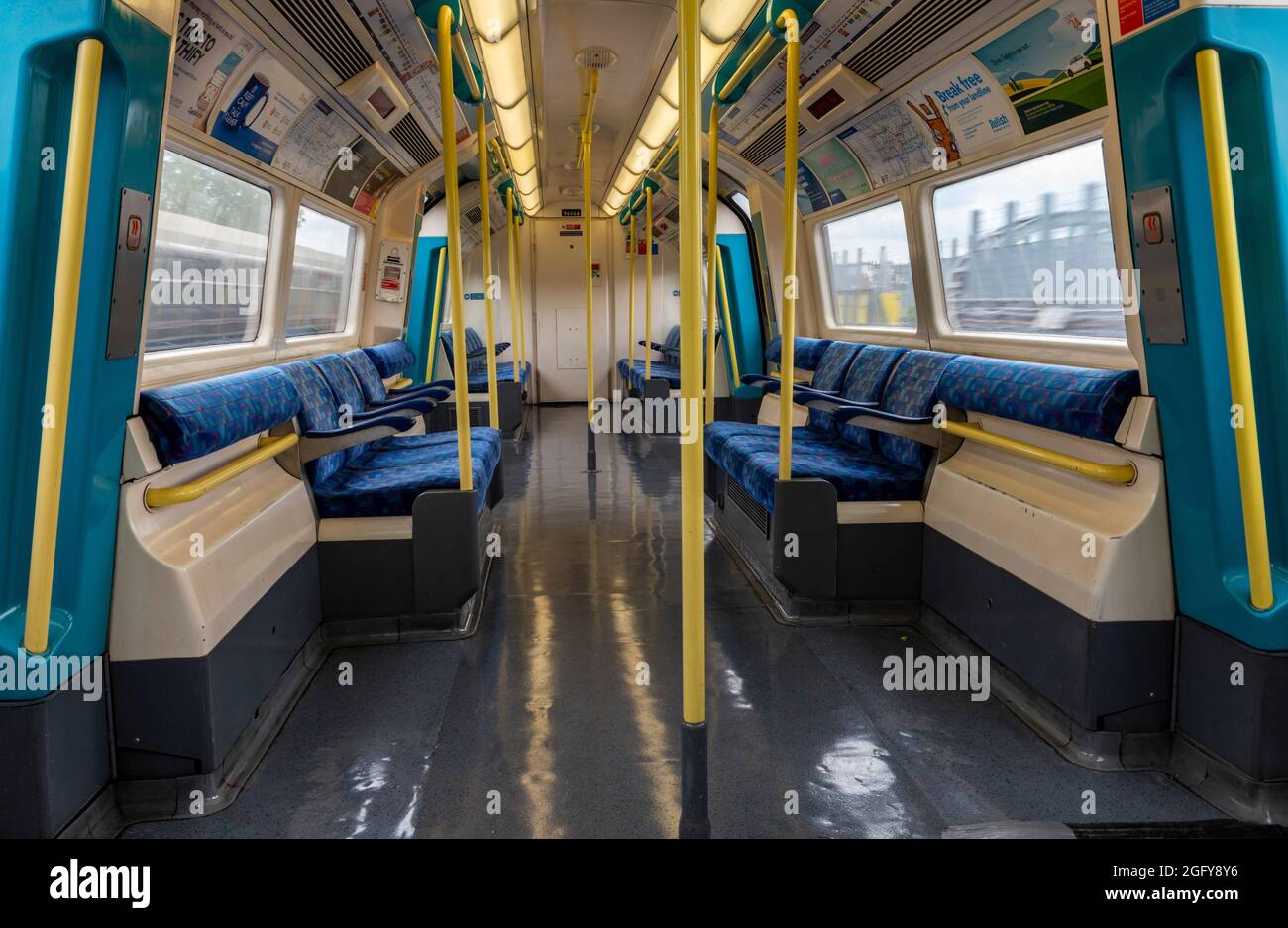 transporte subterráneo vacío, tren tubo vacío. covid 19, coronavirus,  pasajeros, desplazamientos, viajes al trabajo, carro de tren desierto,  viaje Fotografía de stock - Alamy