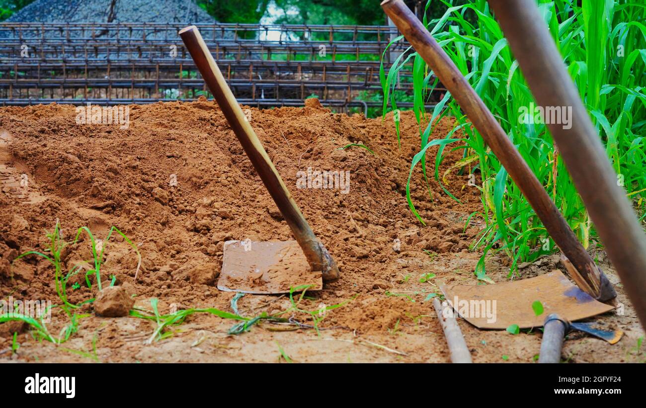 Herramientas, pala de polvo para proveedores de materiales de construcción, pala con mango de madera, Foto de stock