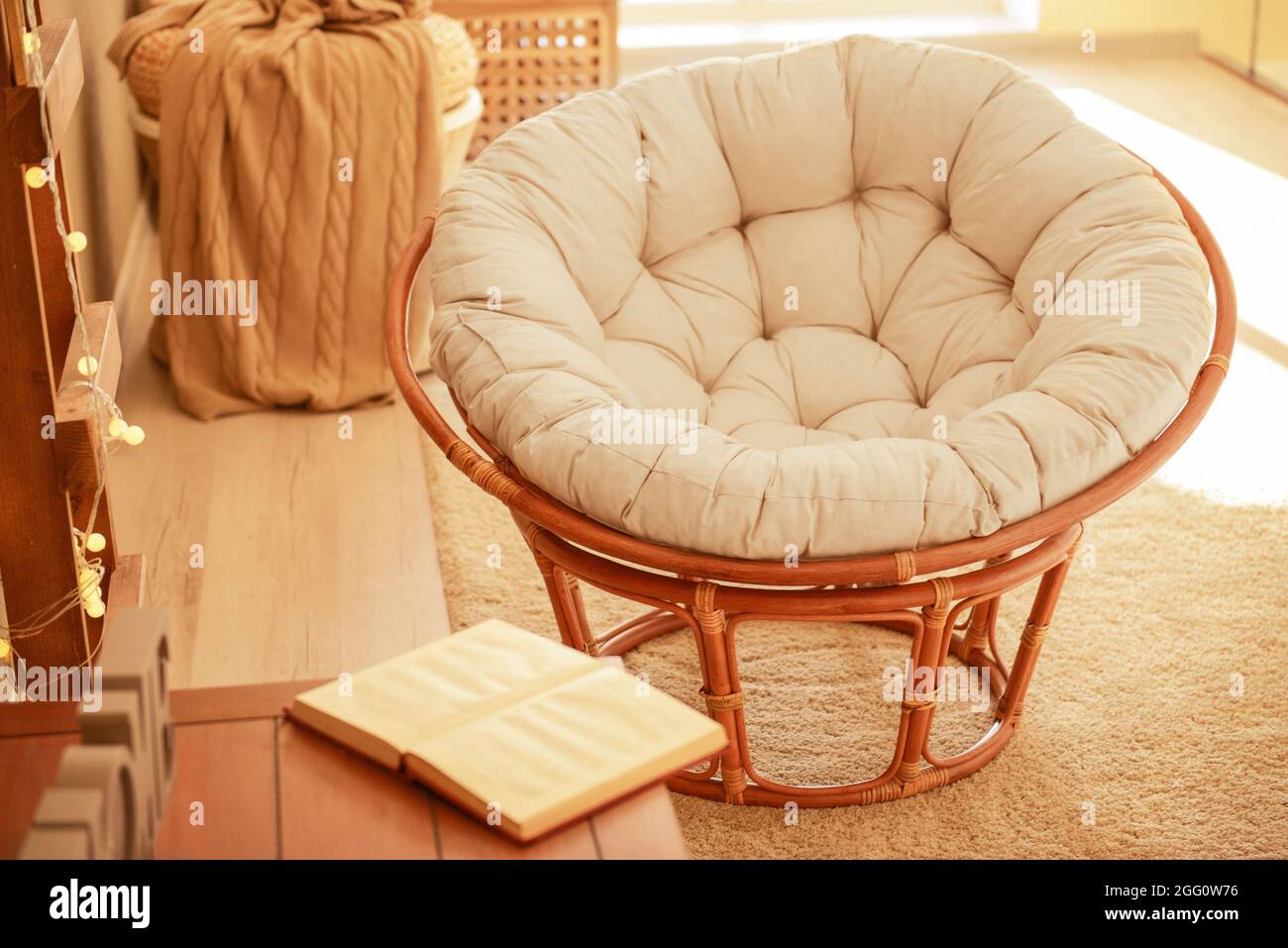 Un sillón cómodo en la sala de estar Fotografía de stock - Alamy