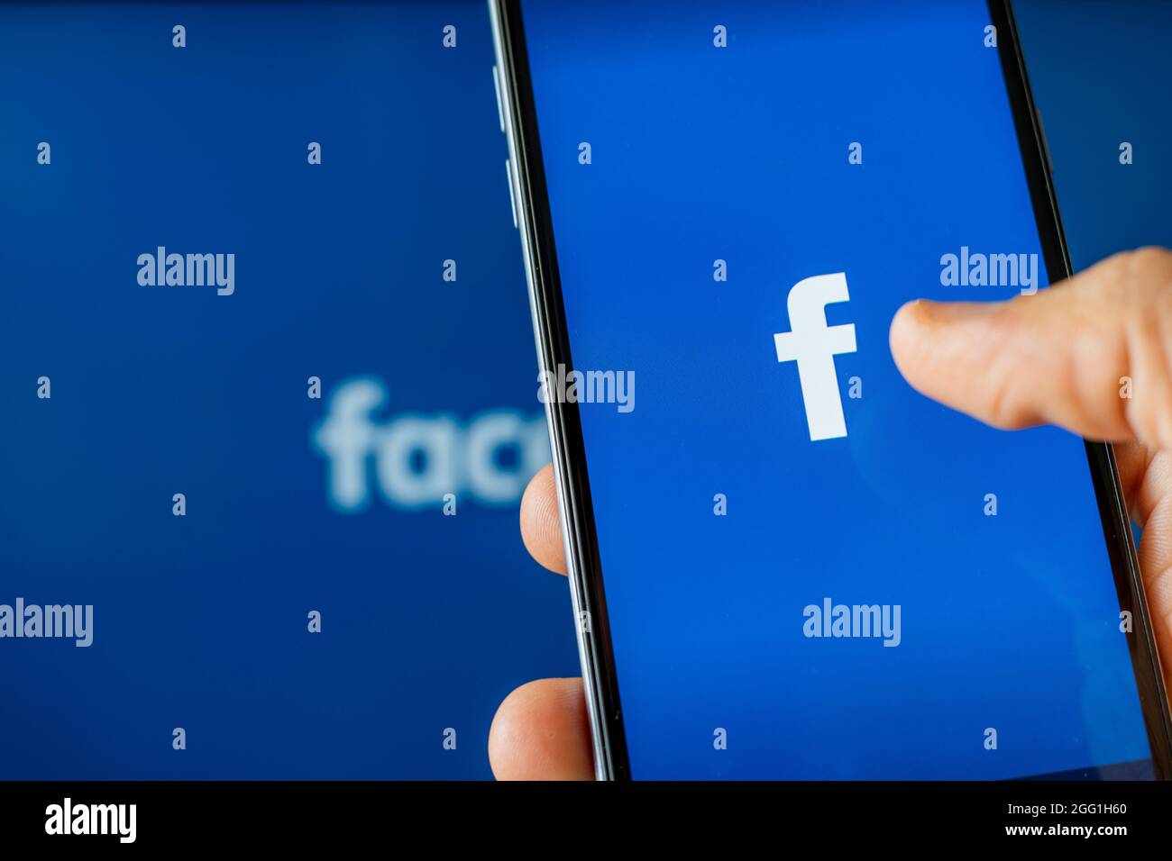 Teléfono que muestra la aplicación facebook en la pantalla. Facebook es un  fondo de escritorio para compartir fotos y vídeos en redes sociales.  Gestión de marketing Fotografía de stock - Alamy