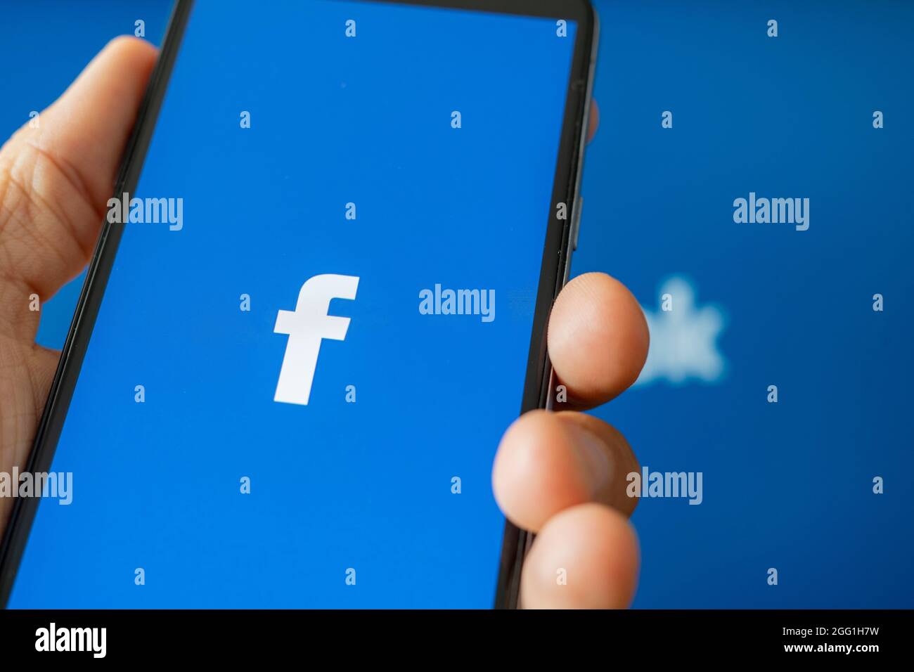 Teléfono que muestra la aplicación facebook en la pantalla. Facebook es un  fondo de escritorio para compartir fotos y vídeos en redes sociales.  Gestión de marketing Fotografía de stock - Alamy