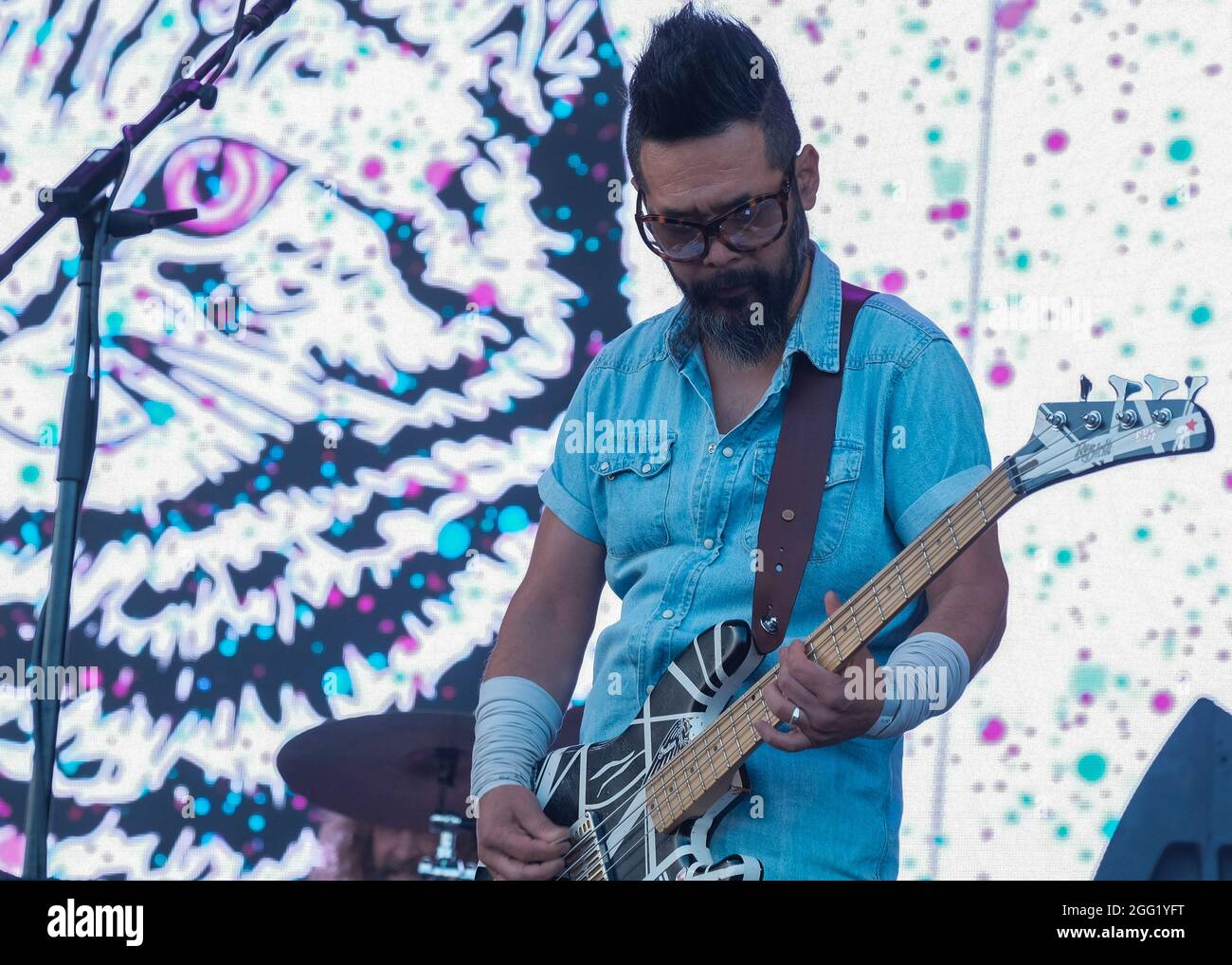 Takashi Taka Hirose Musico Y Chef Japones Y Actual Bajista De La Banda Galesa De Indie Rock Feeder Toca En Directo En El Victorious Festival De Portsmouth Foto De Dawn Fletcher Park