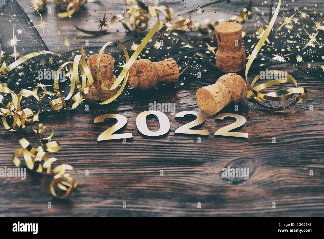 Feliz año nuevo. Símbolo del número 2022 sobre fondo abstracto Foto de stock