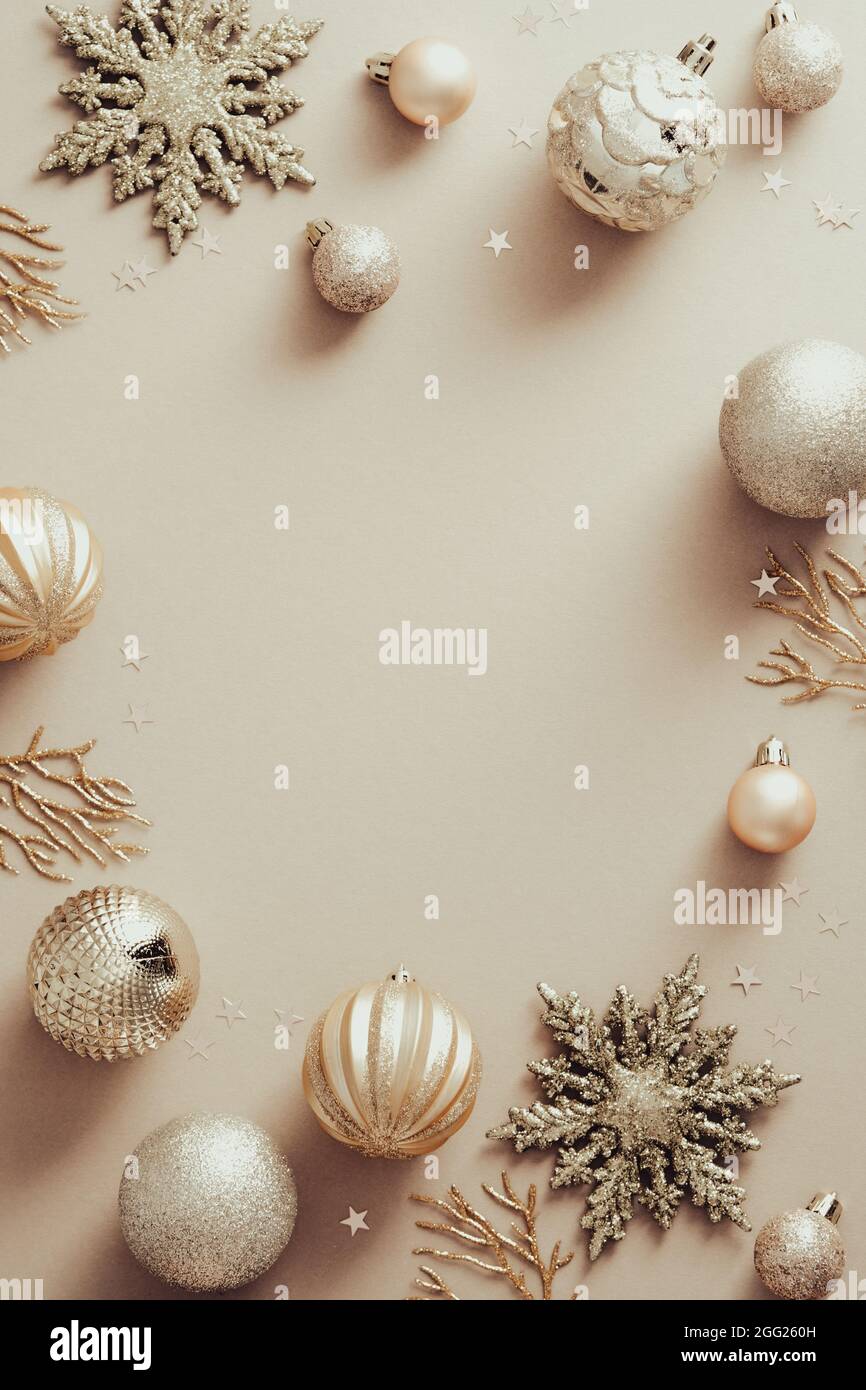 Elegantes bolas de Navidad y decoraciones sobre fondo beige. Diseño de  carteles de Navidad de moda, cartelera vertical. Disposición plana, vista  superior, espacio de copia Fotografía de stock - Alamy