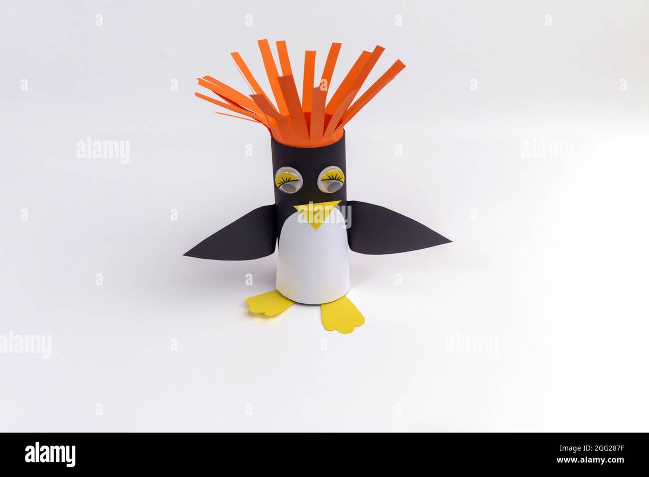 penguin artesanía para niños, papel higiénico rollo de juguete hecho a mano  Fotografía de stock - Alamy