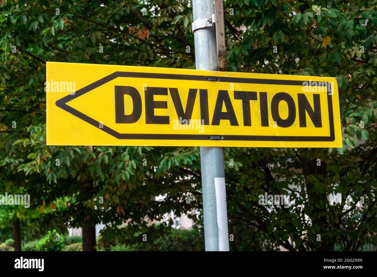 Señal de carretera amarilla con una flecha de dirección y la palabra DESVIACIÓN escrita en francés. Conceptos de cambio y modificación Foto de stock
