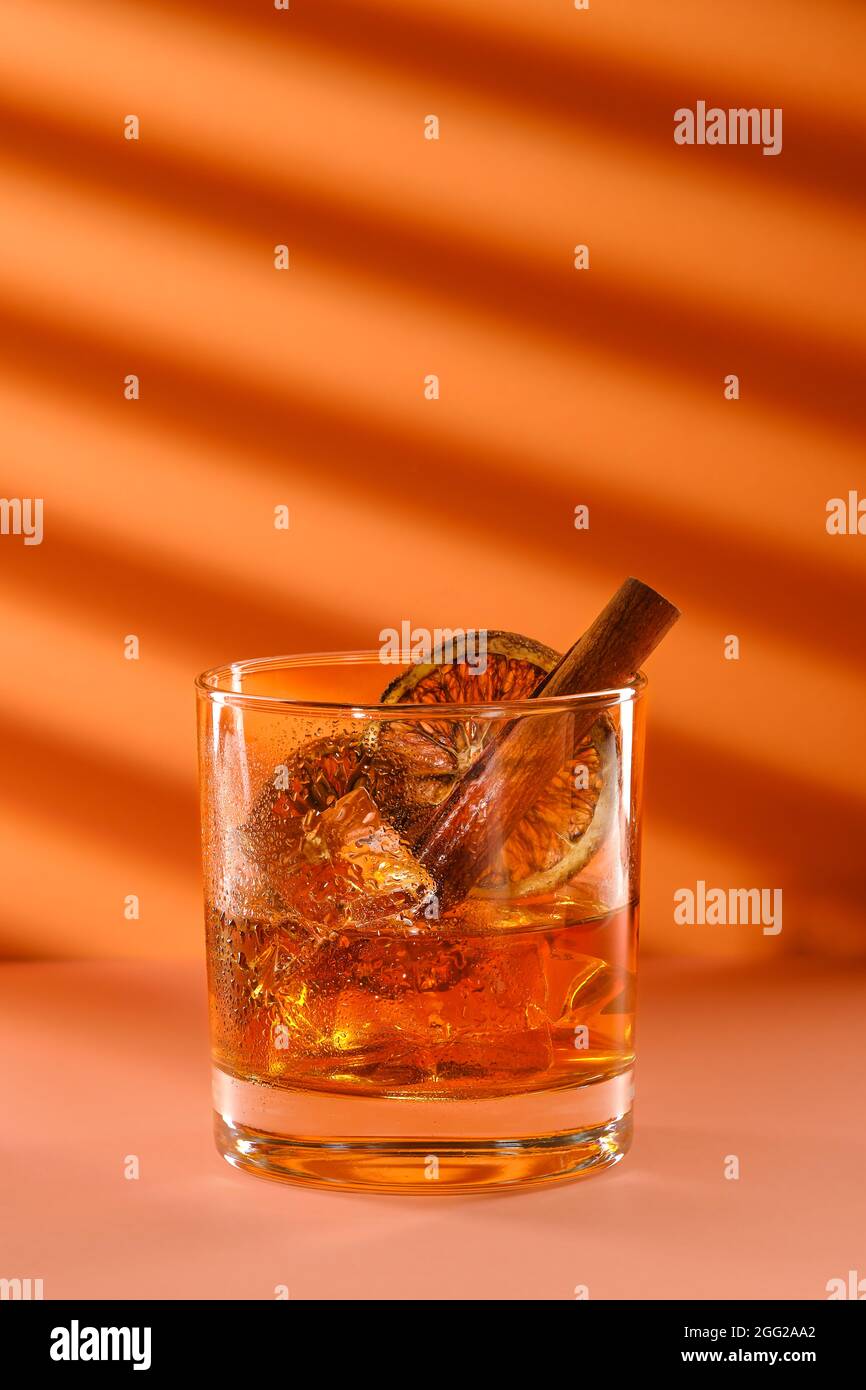 cóctel con martini y licor de naranja, canela y anís estrellado Fotografía  de stock - Alamy