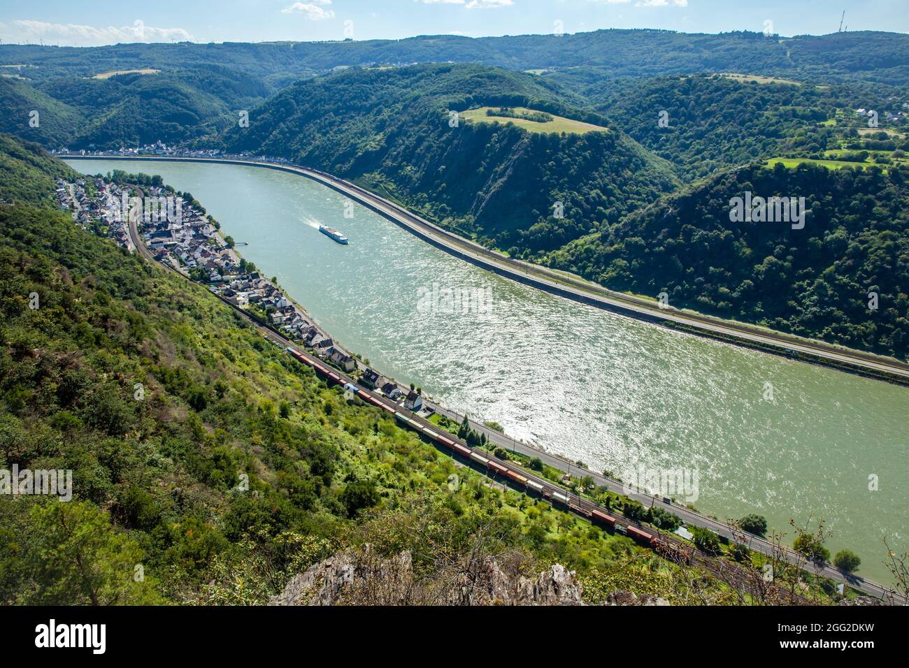 Vista del valle del Rin desde el punto de vista de Hindenburghoehe en la ruta de senderismo Rheinsteig Foto de stock
