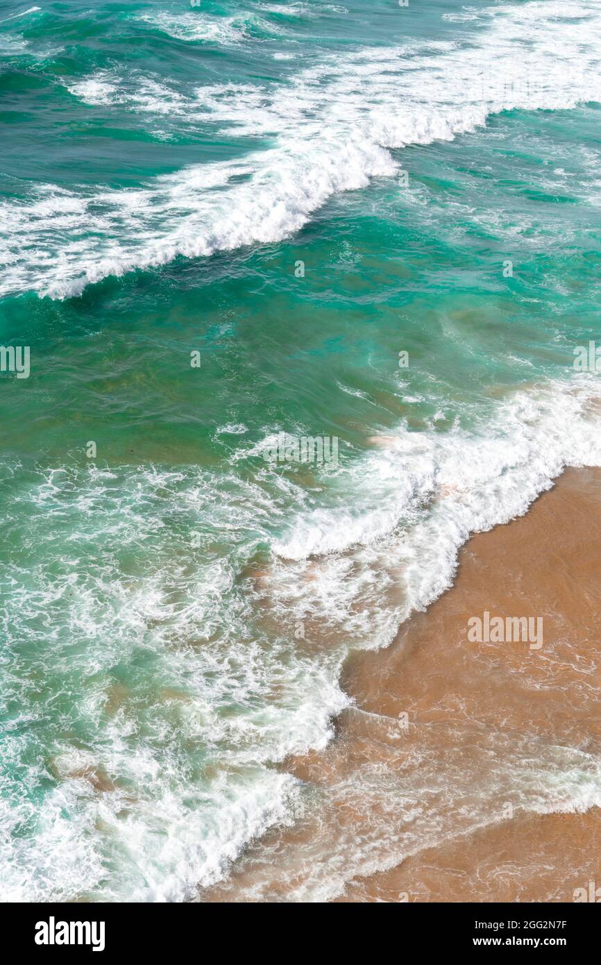 Olas del océano y vista aérea de la playa. Fondo azul de agua. Vistas a la cima del mar. Playa del Océano Atlántico con fondo de pantalla con textura de arena, póster Olas del océano y vista aérea de la playa. Fondo azul de agua. Vistas a la cima del mar. Playa del Océano Atlántico con fondo de pantalla con textura de arena, póster