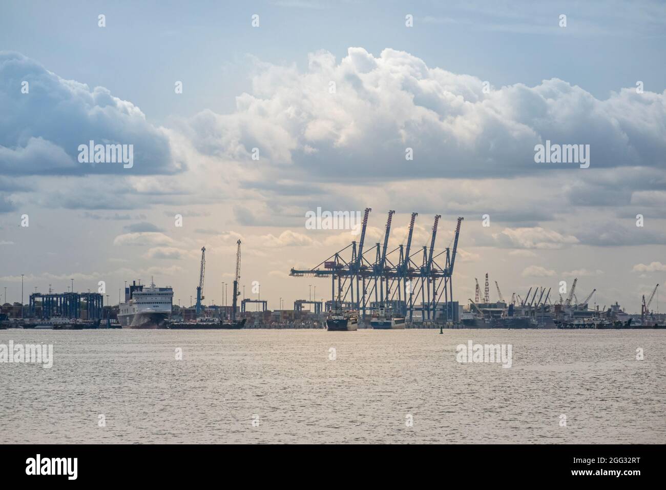 Klaipeda, Lituania - 03 de agosto de 2021: Puerto Klaipeda con barcos,  transbordadores, grúas. Klaipeda es la tercera ciudad más grande de Lituania  en la costa del Mar Báltico Fotografía de stock - Alamy