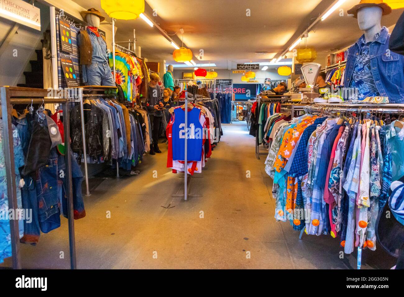 Amsterdam, Holanda, interiores de ropa usada Racks, Vintage tienda ropa  Fotografía de stock - Alamy