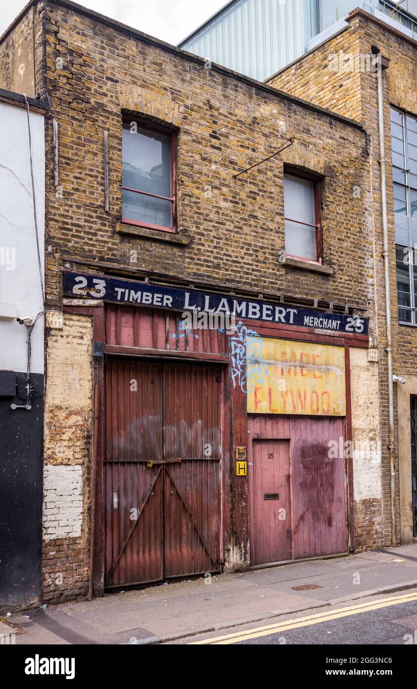 Vintage London Shop Front - L. Lambert Timber Merchant Hoxton Street East London. Frente a la tienda de la selección londinense. Foto de stock