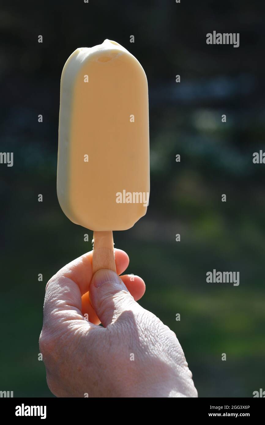 Foto de una mujer sosteniendo un helado al aire libre durante el verano y con buen tiempo Foto de stock