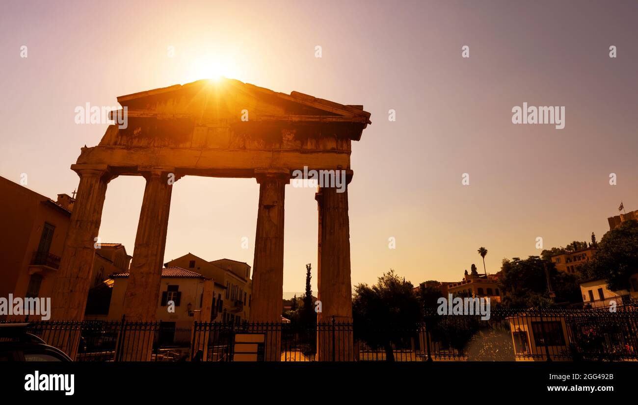 Ágora romana a la luz del sol, Atenas, Grecia. Este lugar es famoso atractivo turístico de la antigua Atenas. Vista soleada de ruinas antiguas sobre fondo del cielo. Clásico Foto de stock