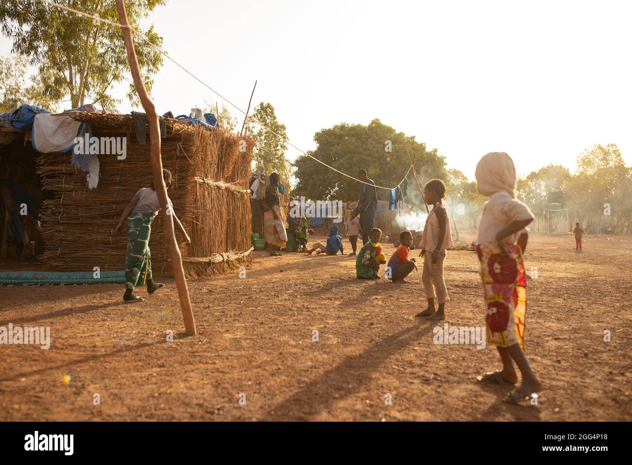 Senou Camp se encuentra en el extremo sur de Bamako, la capital de Malí. Es uno de los ocho campamentos informales alrededor de la ciudad y, por sí mismo, alberga a 223 familias y poco más de 1.000 desplazados internos. Las familias que viven aquí han huido de la violencia y la insurrección en el norte y el centro del país. Debido a que la mayoría de ellos no tienen medios de ingreso o fuente de alimentos regulares, el hambre es un desafío diario y la malnutrición entre su población sigue siendo muy frecuente. Foto de stock