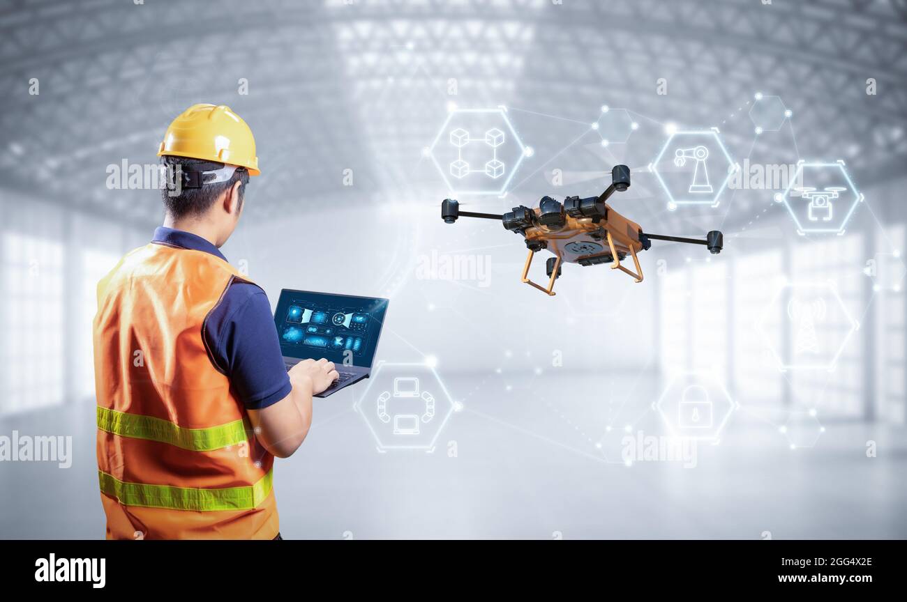 Ingeniero con 3D drone de entrega de renderizado e interfaz gráfica Foto de stock