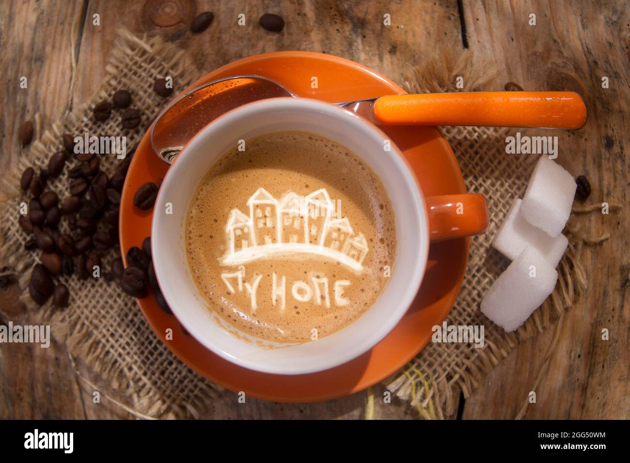 Taza de café caliente con representado a mi pequeña casa Fotografía de  stock - Alamy