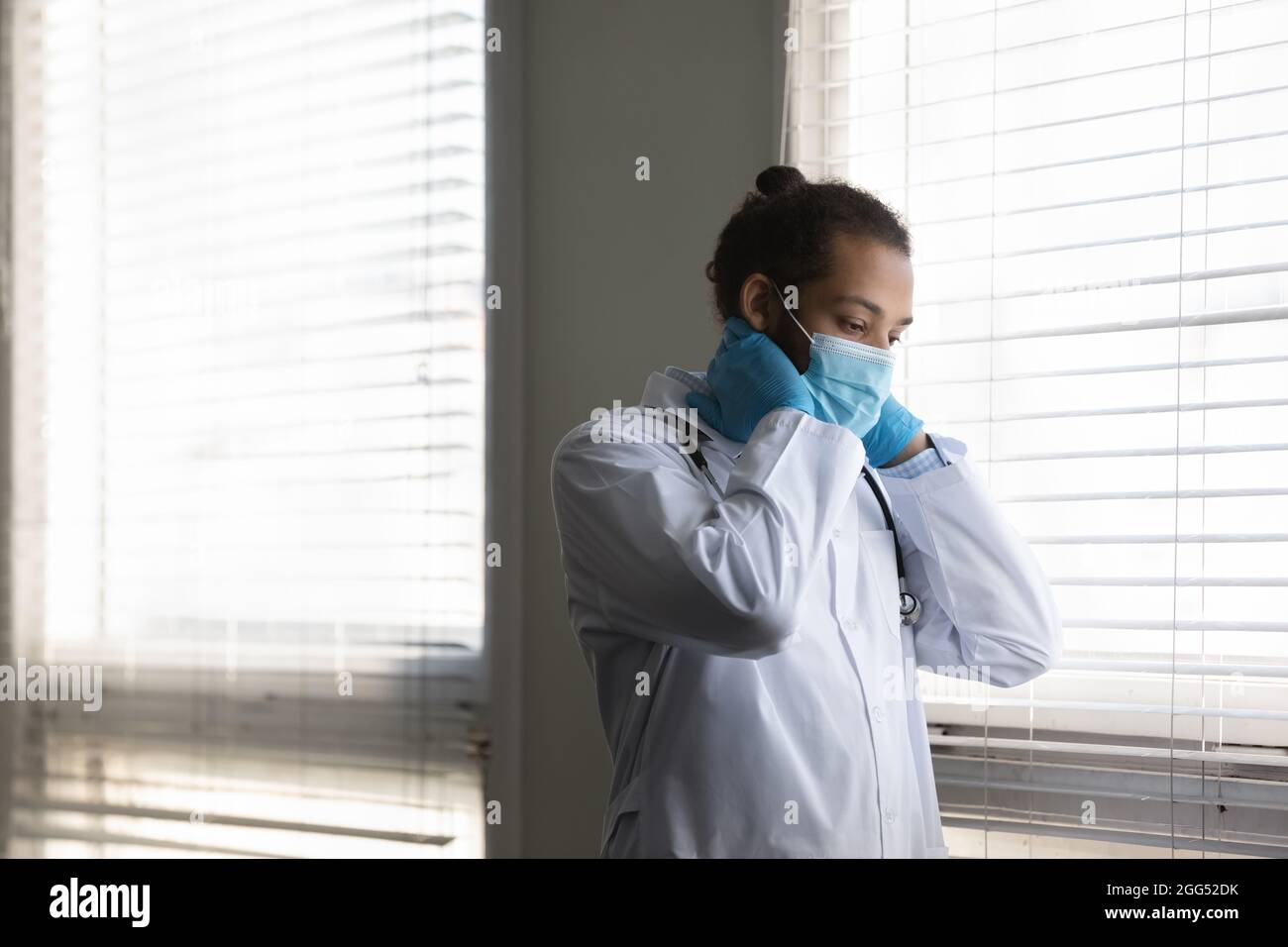 Pensativo joven varón africano americano médico sintiéndose cansado. Foto de stock