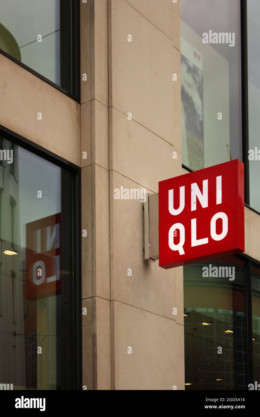 HAGUE, PAÍSES BAJOS - 23 DE JULIO de 2021: Detalle de la tienda Uniqlo en  La Haya, Nethelands. Es un diseñador de ropa informal japonés, fundado en  1974 Fotografía de stock - Alamy