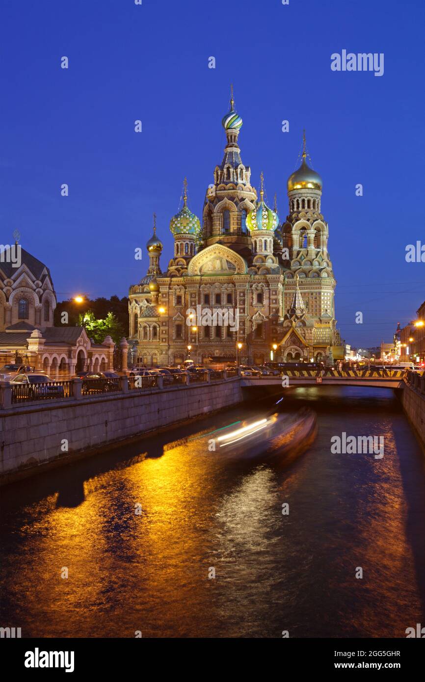 La Iglesia de San Salvador de la sangre en el Griboedov Canal al atardecer, San Petersburgo, Rusia Foto de stock