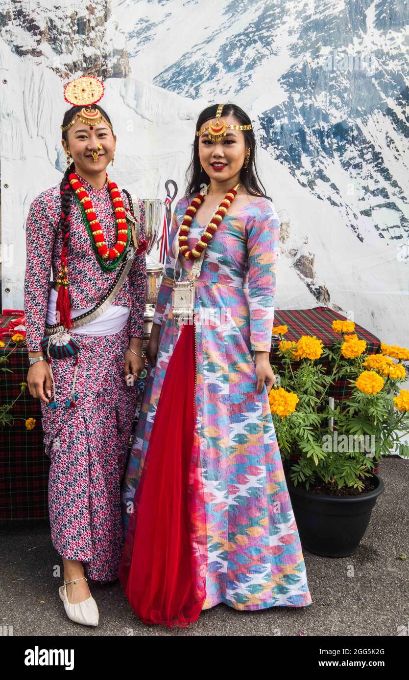 Sunbury-on-Thames, Surrey, Reino Unido. 29th de agosto de 2021 Dos niñas  nepalesas con vestidos tradicionales del este de Nepal en la mela nepalí en  Kempton Park Crédito: Paul Quezada-Neiman/Alamy Live News Fotografía
